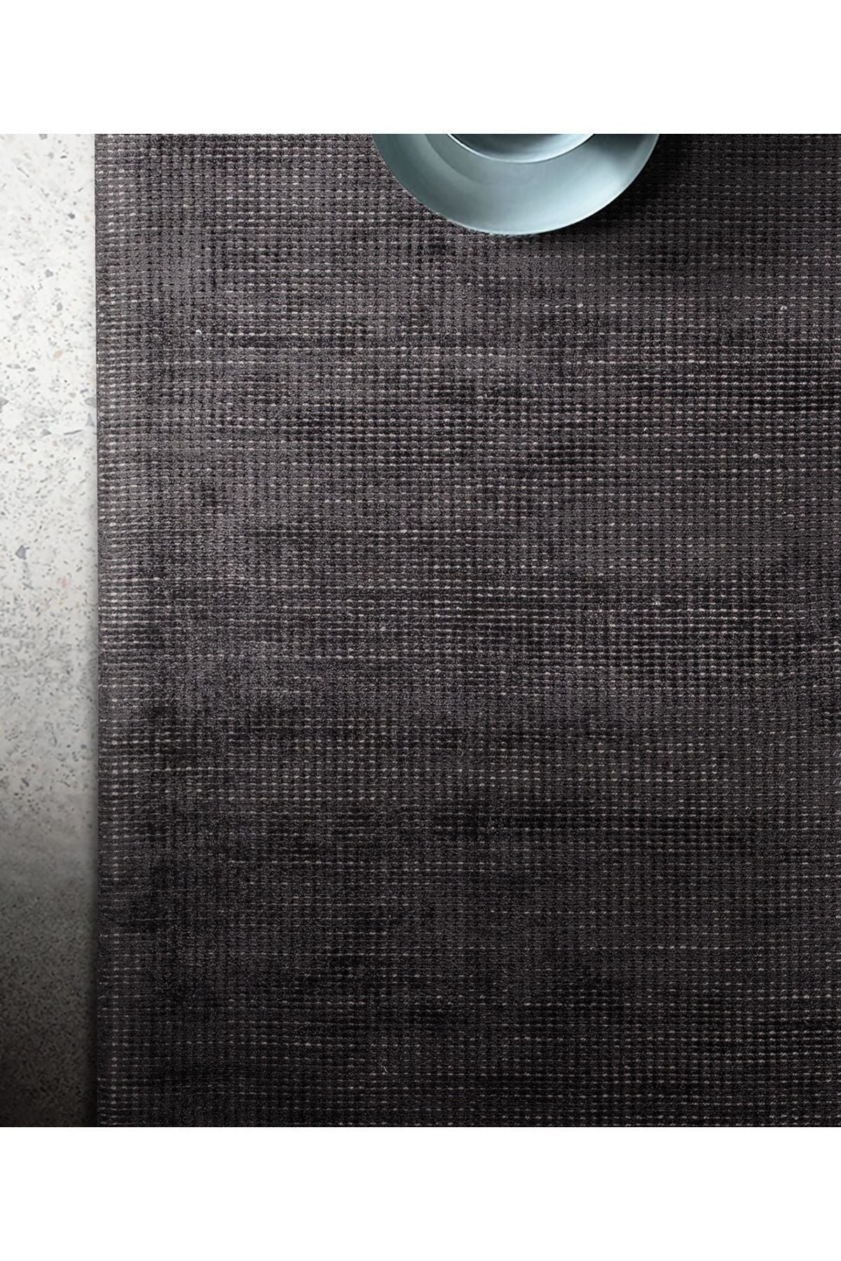 Livas Rug in Black